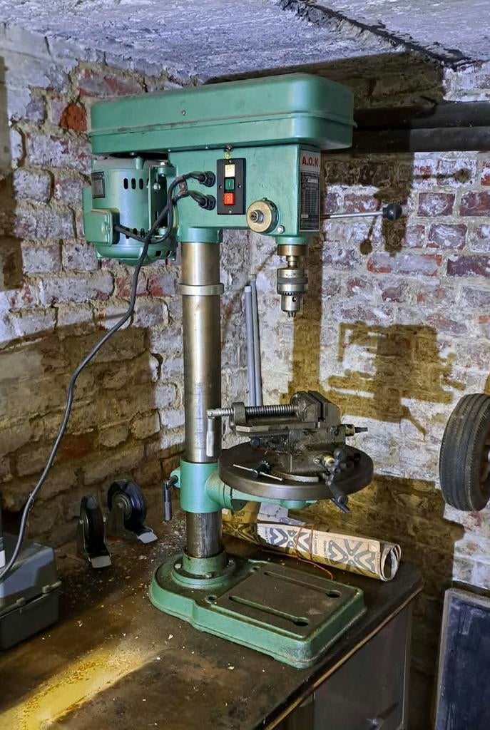 Perceuse à colonne A.O.K - 12 vitesses - moteur induction, Bricolage & Construction, Outillage | Foreuses, Comme neuf, Perceuse