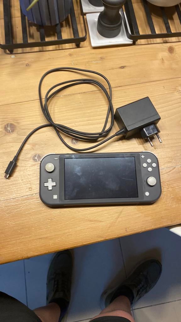 Nintendo Switch Lite grijs met lader, Ophalen, Grijs, Zo goed als nieuw