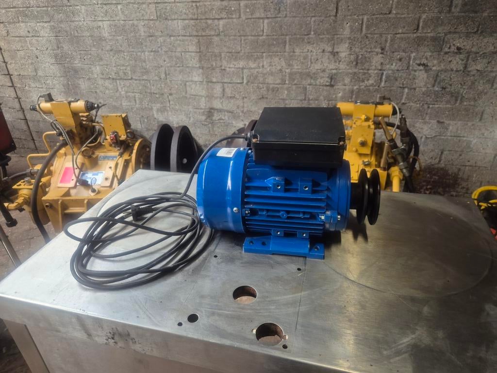 Elecktromotor met poulie zo goed als nieuw, Ophalen, Elektromotor