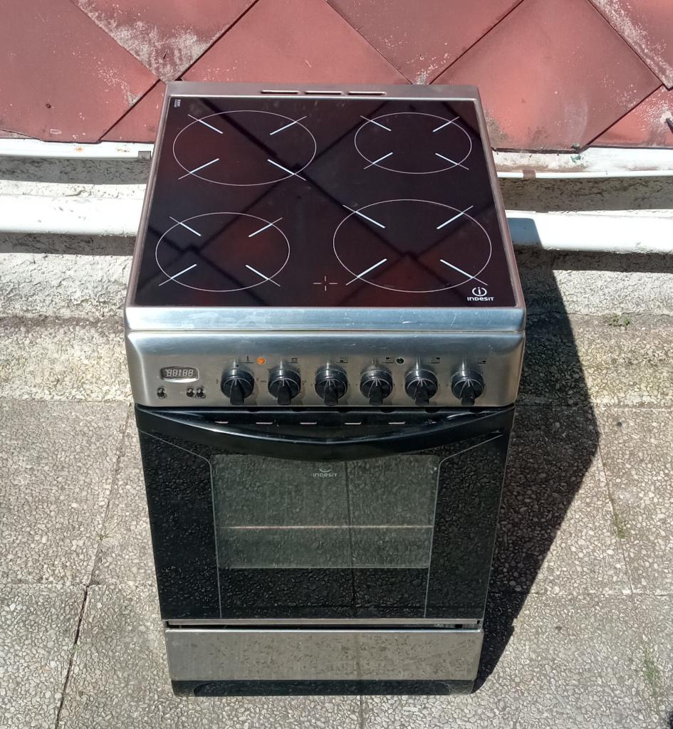 Cuisinière " électrique " Indesit modèle K3C55/R, Electroménager, Cuisinières, 4 zones de cuisson, Enlèvement, Utilisé, 45 à 60 cm
