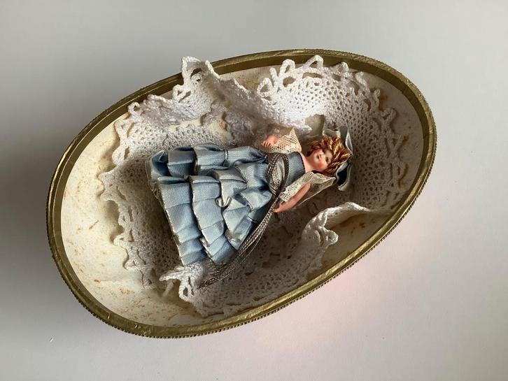 Antiek Petit Collin popje in een prachtig zijden ei, Verzamelen, Poppen, Zo goed als nieuw, Pop, Ophalen of Verzenden