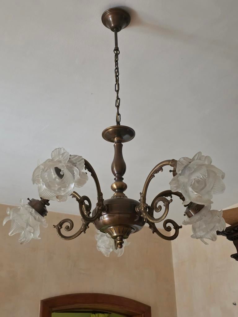 Lustre en bronze, Enlèvement