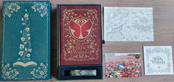 Box Tomorrowland 2019 - The Book of Wisdom, Livres, Fantastique, Comme neuf, Enlèvement ou Envoi