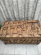 Afrikaanse kist met gesneden volk kunst L 1.07 b56 h 53, Huis en Inrichting, Woonaccessoires | Kisten, Ophalen