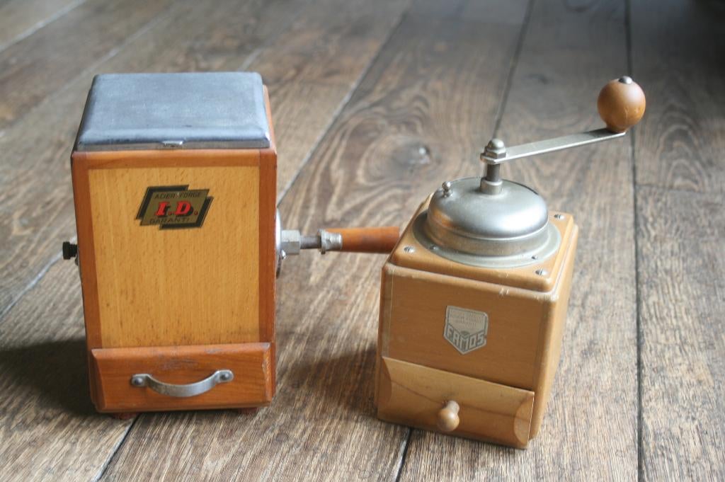 2 x antieke koffiemolens ID en FAMOS, Antiek en Kunst, Antiek | Gereedschap en Instrumenten, Ophalen of Verzenden