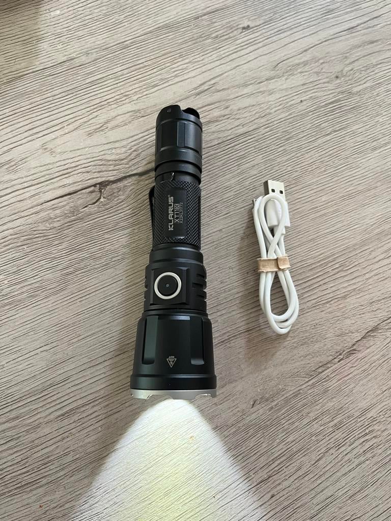 Lampe de poche tactique Klarus XT11X - Rechargeable - ZGAN, Caravanes & Camping, Enlèvement ou Envoi, Comme neuf, Batterie