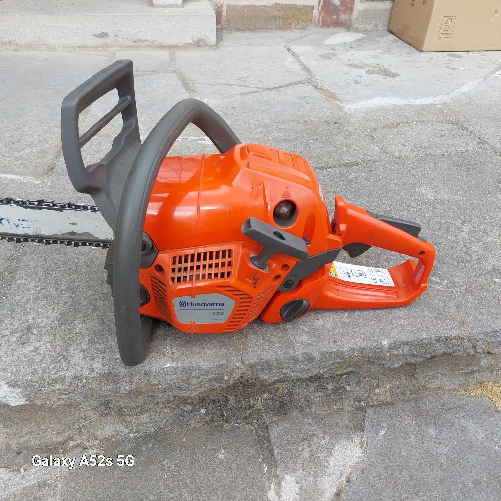 Tronconneuse Husqvarna 135 Mark II, Bricolage & Construction, Outillage | Scies mécaniques, 600 à 1200 watts, Tronçonneuse, Enlèvement