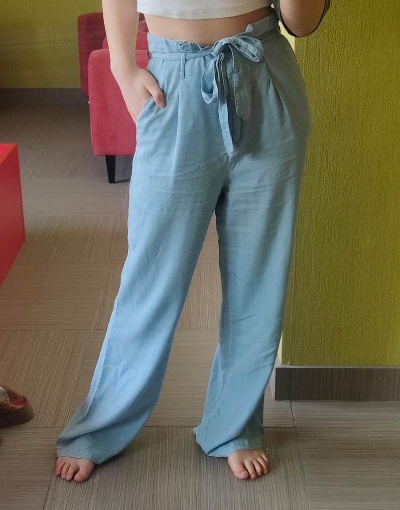 Lichtblauwe wijde broek met

strikceintuur - Maat M, Kleding | Dames, Spijkerbroeken en Jeans, Ophalen, Blauw, Vero Moda, Overige jeansmaten