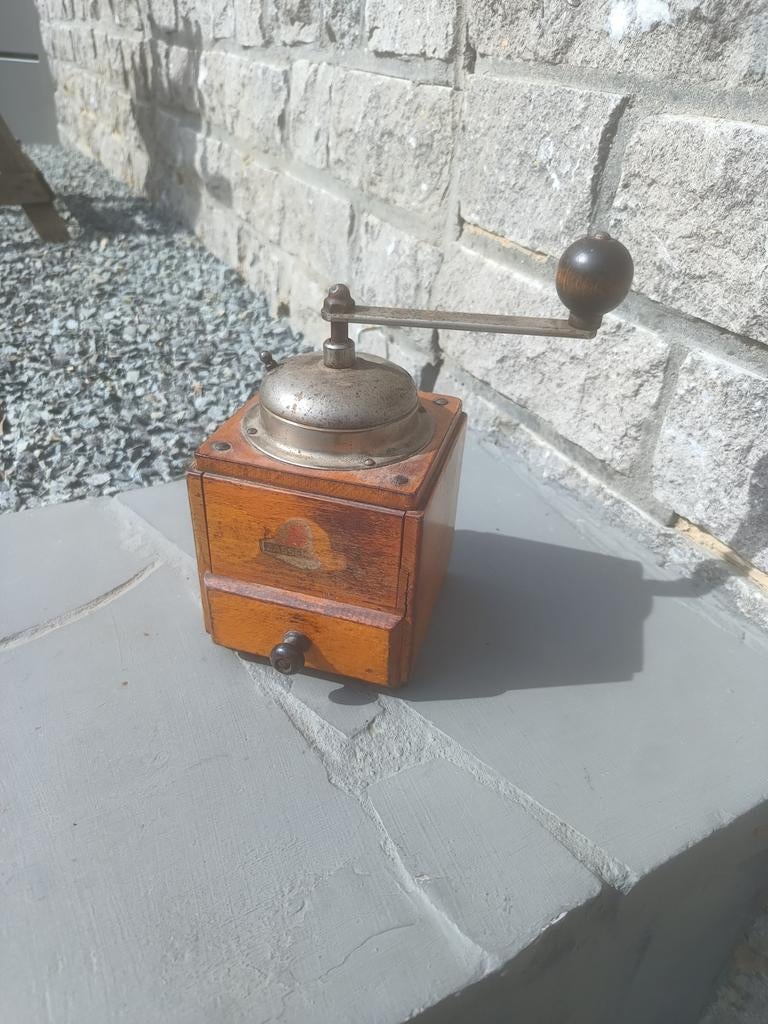 1 van de vele koffiemolens die ik te koop heb, Ophalen