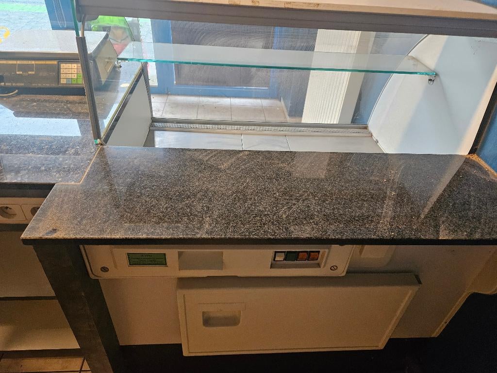 Vitrine Frigo, Enlèvement