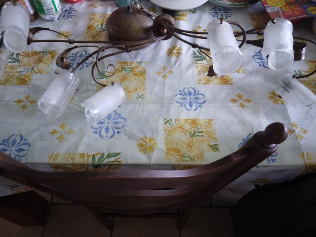 Twee bij elkaar horende luchters, Enlèvement, Métal