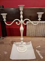 Un chandelier -- bougeoir à trois (3) branches en métal., Maison & Meubles, Accessoires pour la Maison | Bougeoirs & Bougies, Enlèvement