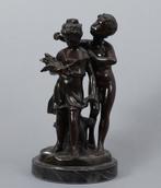 Bronzen sculptuur van een koppel op stenen sokkel A. Moreau., Enlèvement ou Envoi