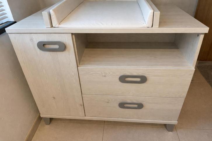 Babybed + luiertafel, Kinderen en Baby's, Kinderkamer | Commodes en Kasten, Zo goed als nieuw, Ophalen