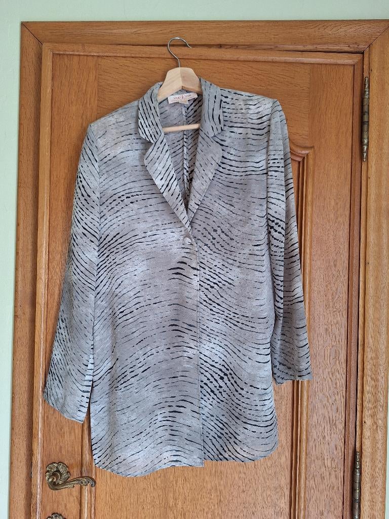 longue veste grise/beige - taille 38, Kleding | Dames, Jassen | Zomer, Un jour ailleurs, Zo goed als nieuw, Grijs, Ophalen