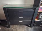 Zwarte ladekast met glazen bovenblad, Huis en Inrichting, Kasten | Ladekasten, 3 of 4 laden, Ophalen, Gebruikt