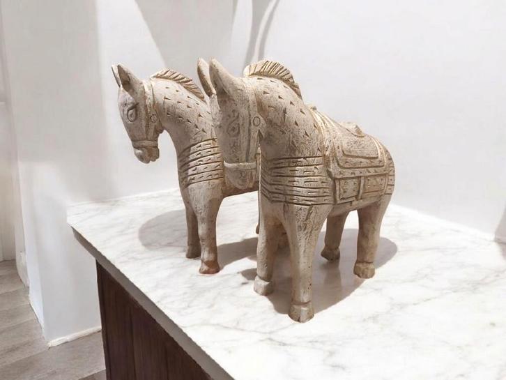 Twee schitterende houten paarden met een hoogte van 28 cm, Antiek en Kunst, Kunst | Beelden en Houtsnijwerken, Goud, Ophalen of Verzenden