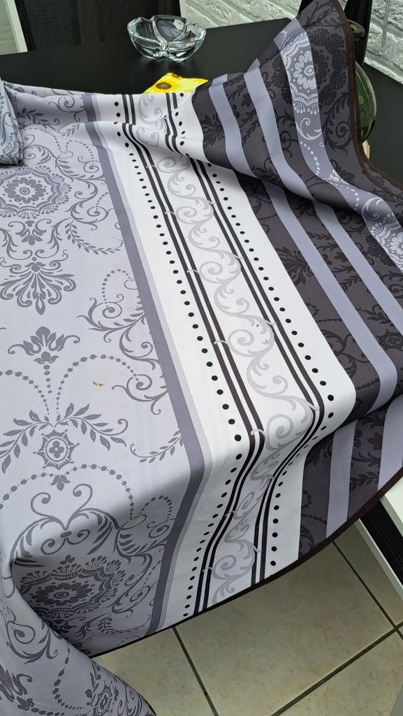 1 ovaal tafellaken en 1 recht taffellaken, Huis en Inrichting, Tafelkleden, Ophalen, Ovaal