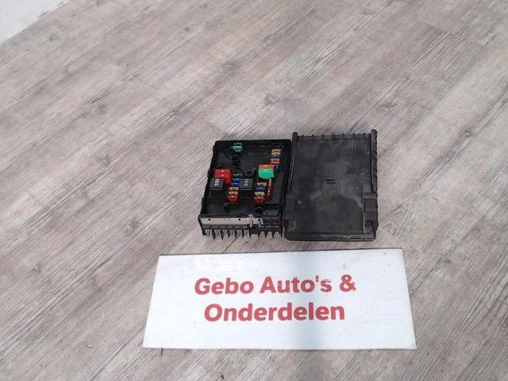 ZEKERINGKAST Volkswagen Golf VI (5K1) (01-2008/11-2013), Auto-onderdelen, Elektronica en Kabels, Volkswagen, Gebruikt