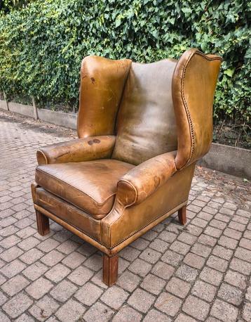 Antieke Vintage Lederen Oorfauteil Met Prachtige Patina beschikbaar voor biedingen
