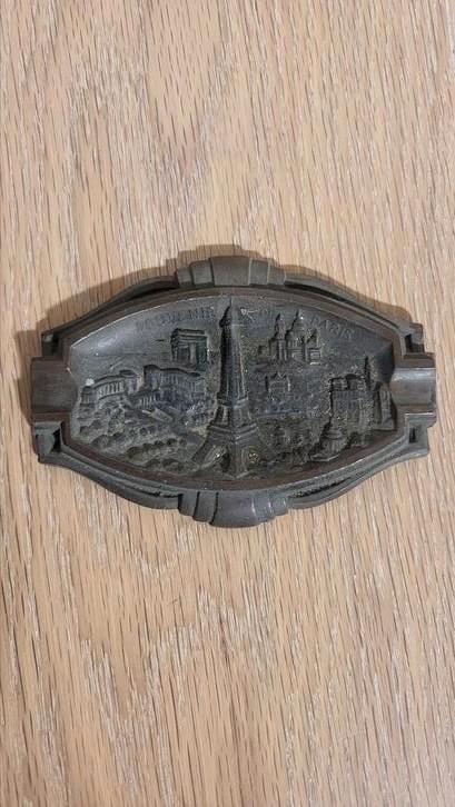 Antiek wandbord „Souvenir de Paris” in gepatineerd metaal, Handtassen en Accessoires, Kettinghangers, Zo goed als nieuw, Overige voorstellingen