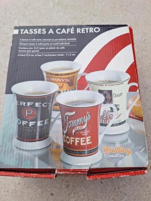 4 NIEUWE RETRO PORSELEINEN MOKKEN, Verzamelen, Retro, Ophalen