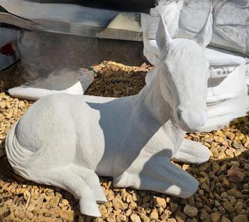Beton beeld , liggend paard, Enlèvement, Neuf, Béton, Animal