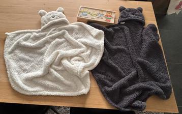Fleece cape en puzzel beschikbaar voor biedingen