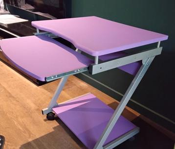Paars computertafel met uitschuivend klavierblad op wielen  beschikbaar voor biedingen