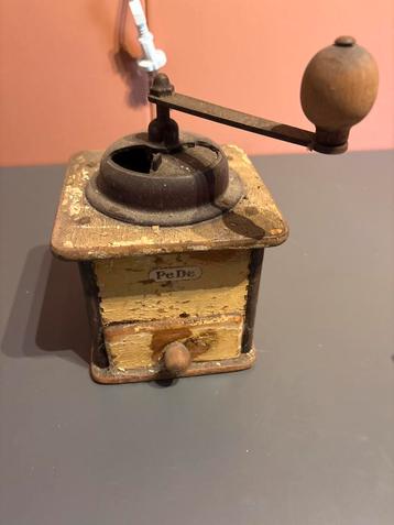 antieke houten koffiemolen van PeDe , Periode: ca. 1920–1940 beschikbaar voor biedingen
