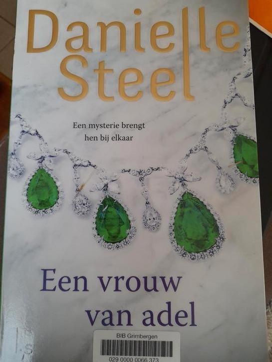 Danielle Steel - Een vrouw van adel, Boeken, Romans, Zo goed als nieuw, Ophalen of Verzenden