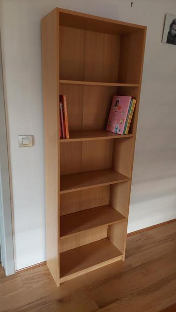 Boekenkast beschikbaar voor biedingen