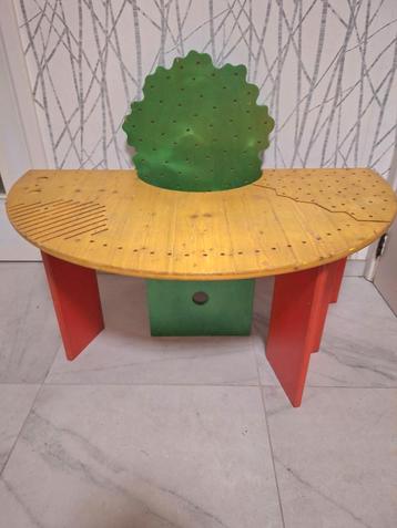 Super originele kindertafel van ontwerper beschikbaar voor biedingen