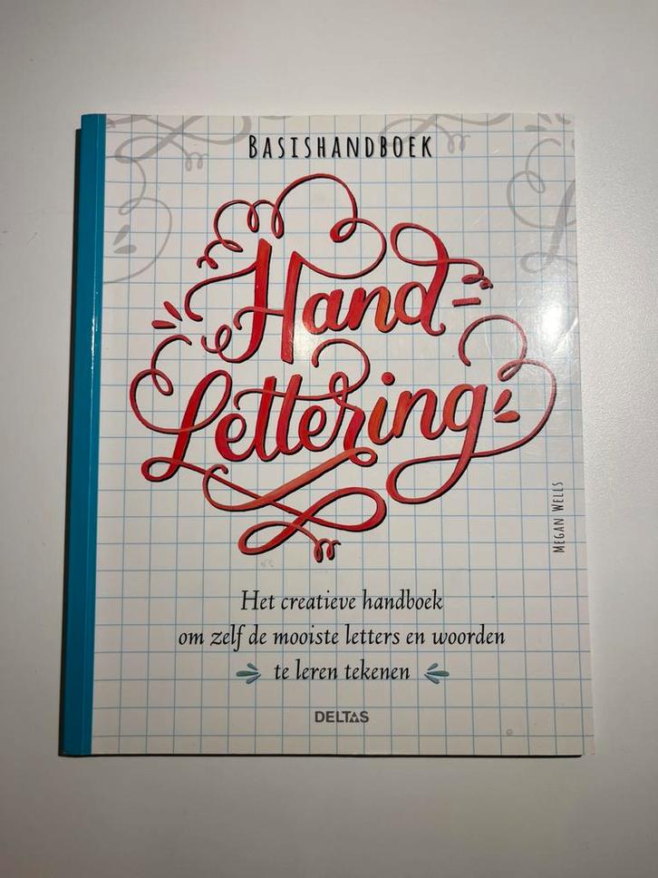 Megan Wells - Basishandboek handlettering, Livres, Loisirs & Temps libre, Utilisé, Scrapbooking et Bricolage, Convient aux enfants