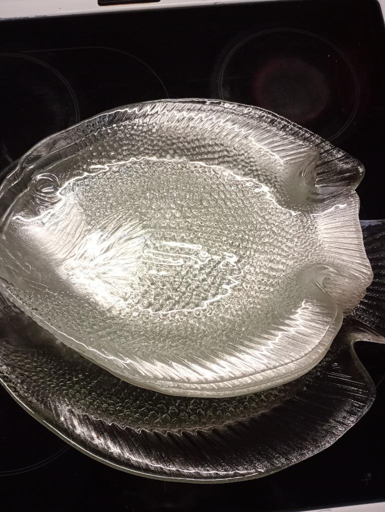 12 assiettes en verre avec relief de poisson + 2 plats de se, Assiettes(s), Comme neuf, Verre, Enlèvement