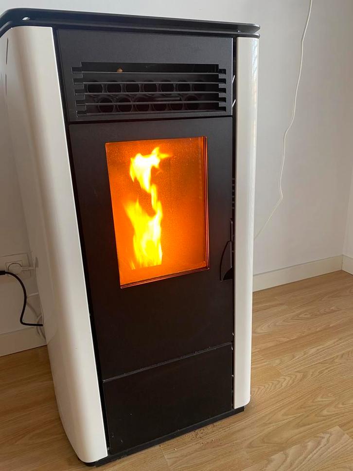 Italiaanse kachel Vulcano modern, Maison & Meubles, Poêles, Comme neuf, Poêle à granulés, Enlèvement