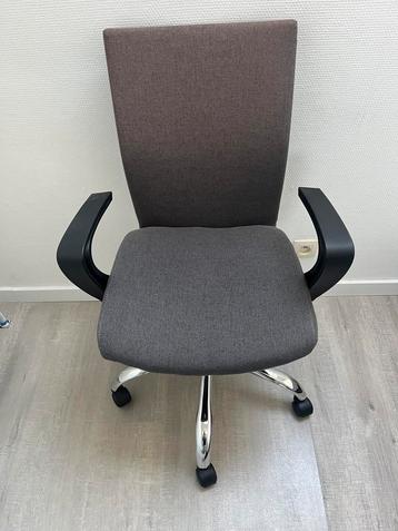 Bureaustoel beschikbaar voor biedingen