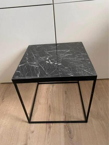 Marmeren bijzettafel beschikbaar voor biedingen