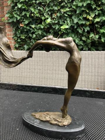 bronzen sculptuur vrouw met zwierende sjaal doek, Enlèvement ou Envoi