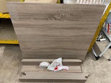 Vierkante tafel van 80/80/75 in fineerhout beschikbaar voor biedingen
