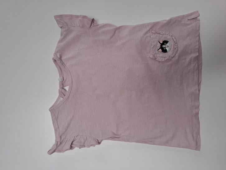 Mt 116 Lichtroze T-shirt met ruches en poes op zakje, Kinderen en Baby's, Kinderkleding | Maat 116, Zo goed als nieuw, Meisje