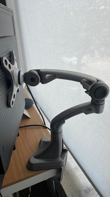 Ellipta monitor arm beschikbaar voor biedingen