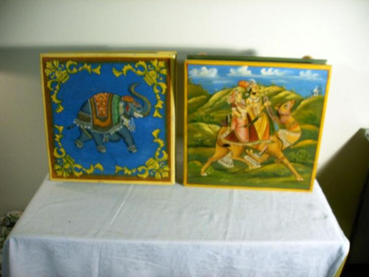 Twee Indiase bijzettafeltjes., Antiek en Kunst, Curiosa en Brocante, Ophalen of Verzenden