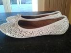 Schoenen maat 40 in prima staat

Mooie crèmekleurige schoene, Ophalen of Verzenden, Zo goed als nieuw