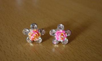 Zilverkleurige bloem oorbellen strass en roze-oranje roos beschikbaar voor biedingen