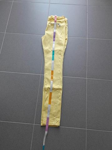 lichtgele broek maat L beschikbaar voor biedingen