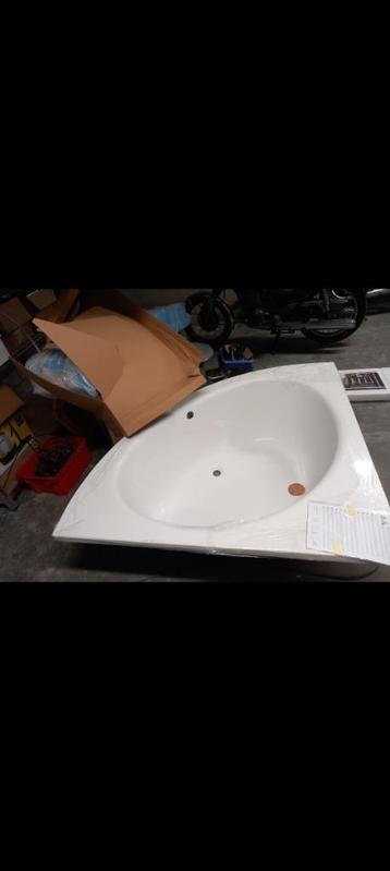 Nieuw hoekbad 140x140 beschikbaar voor biedingen