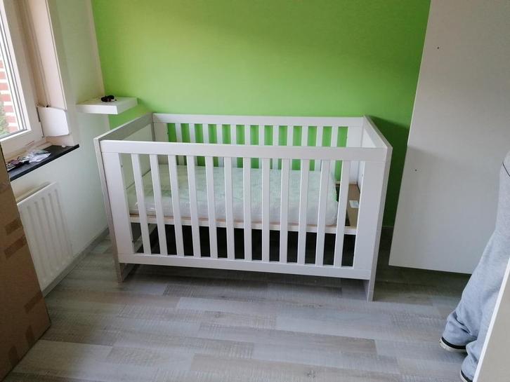 Baby/peuterbedje met matras van 70x140cm, Kinderen en Baby's, Kinderkamer | Complete kinderkamers, Zo goed als nieuw, Ophalen