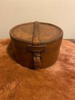 Antiek lederen kragendoosje, Enlèvement