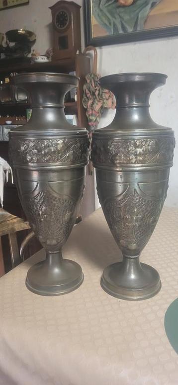 2 oude sierpotten, 42 cm hoog 